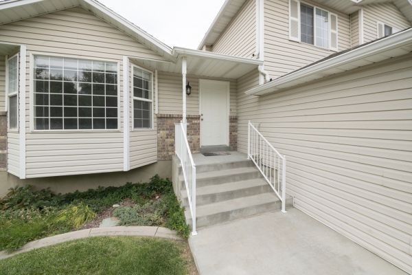 Cost of White Vinyl Siding Replacement in Saint Charles